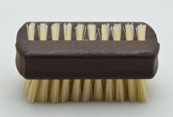Reisehandwaschbürste und Nagelbürste Thermo-Buchenholz mit Griffmulden. 1 und 5 Reihen helle Naturborsten. Bürstenfabrik Keller seit 1869.